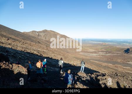 Randonneurs sur le Tongariro Alpine Crossing Walk, Tongariro National Park, North Island, Nouvelle-Zélande Banque D'Images