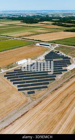 Vue aérienne de panneaux solaires se prélasser sous le soleil d'été à côté des champs agricoles, Belgrade, ville de Belgrade, Serbie. Banque D'Images