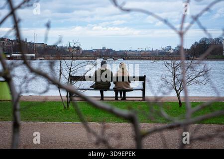 couple contemplant le paysage Banque D'Images