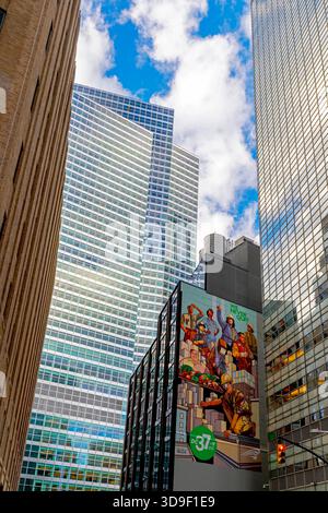 Vue sur la rue de Barclay St à New York Manhattan, États-Unis. La photo sur la façade illustre la devise du conseil de district 37 « nous ne quittons jamais ». Banque D'Images