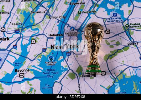 23 novembre 2025, États-Unis. Gold Cup sur fond d'une carte de New York, l'une des villes accueillant la Coupe du monde de la FIFA 2026 Banque D'Images