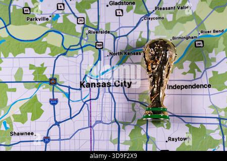 23 novembre 2025, États-Unis. Gold Cup sur fond d'une carte de Kansas City, l'une des villes accueillant la Coupe du monde de la FIFA 2026 Banque D'Images