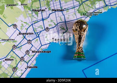 23 novembre 2025, États-Unis. Gold Cup sur fond d'une carte de Toronto, l'une des villes accueillant la Coupe du monde de la FIFA 2026 Banque D'Images