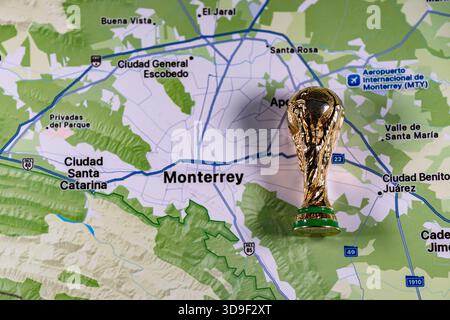 23 novembre 2025, États-Unis. Gold Cup sur fond de carte de Monterey, l'une des villes accueillant la Coupe du monde de la FIFA 2026 Banque D'Images