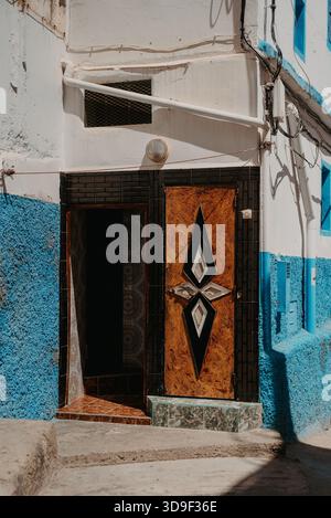 Porte décorative Taghazout et mur texturé bleu au Maroc Banque D'Images