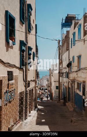 Taghazout rue escarpée avec des maisons blanches menant à la mer au Maroc Banque D'Images