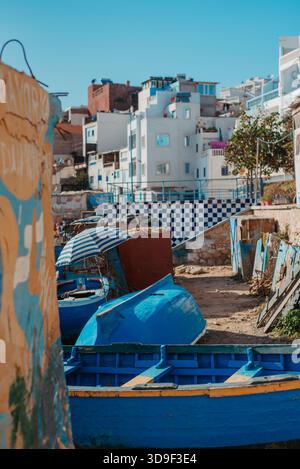 Bateaux de pêche colorés et bâtiments côtiers à Taghazout, Maroc Banque D'Images
