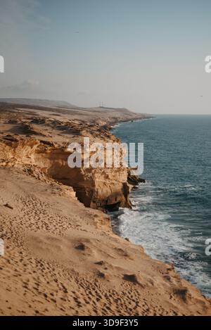 Falaises côtières du désert de Timlaline près de Tifnit, Maroc Banque D'Images