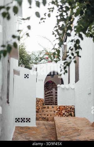 Ruelle blanchie à la chaux à Binibeca Vell, Minorque, Espagne Banque D'Images