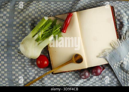 Recette vintage ou livre de cuisine avec divers légumes et ustensiles de cuisine vintage, cuisine, menu nourriture et boisson concept.espace de copie gratuit Banque D'Images