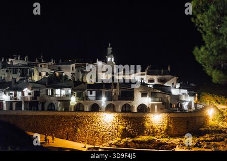 Vue de nuit des maisons illuminées à Binibeca Vell, Minorque Banque D'Images