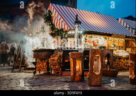 Stall festive Food au marché de Noël de Riga sur Dome Square Banque D'Images