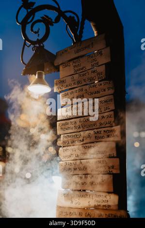 Panneaux de menu en bois et vapeur au marché de Noël de Riga à Doma Laukums Banque D'Images
