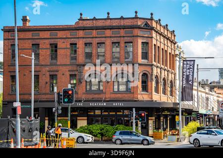 Construit en 1867, le Beacham Hotel (frmrly Beachamp) sur le cnr d'Oxford & Sth Downing Streets, Darlinghurst, Sydney a été nommé d'après le 7e comte Beachamp Banque D'Images