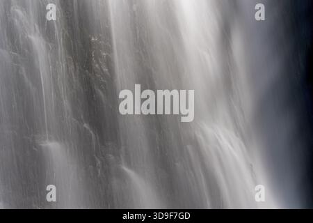 Eau des chutes de voile de mariée cascades sur les rochers Banque D'Images