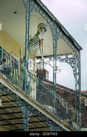 Décor squelette, perles de mardi gras et ornements au balcon d'un immeuble dans une rue du quartier français, Nouvelle-Orléans, Louisiane Banque D'Images