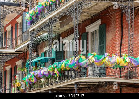 Mardi gras vert doré et violet décor et ornements sur le balcon d'un immeuble dans une rue du quartier français, Nouvelle-Orléans, Louisiane Banque D'Images