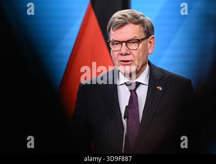 Berlin, Allemagne. 05th Dec, 2025. Le ministre fédéral des Affaires étrangères Johann Wadephul (CDU) s’entretient avec des journalistes lors de sa rencontre avec son homologue islandais. Crédit : Britta Pedersen/dpa/Alamy Live News Banque D'Images