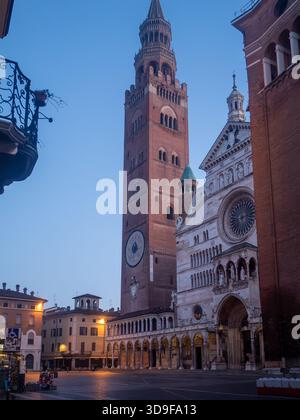 Le clocher historique de Torrazzo et la magnifique cathédrale de Crémone se dressent majestueusement sur la Piazza del Comune à l'heure bleue sereine Banque D'Images