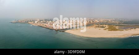 Temple Dwarkadish vue aérienne haute résolution de Dwarka, Gujarat, Inde, capturant la ville côtière, le canal de la rivière et le littoral environnant de la mer d'Arabie. Banque D'Images