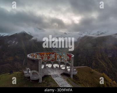 Monument de l'amitié géorgienne russe sur la route militaire géorgienne près de Goudauri. Banque D'Images