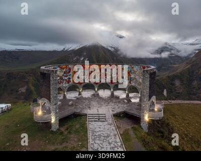 Monument de l'amitié géorgienne russe sur la route militaire géorgienne près de Goudauri. Banque D'Images
