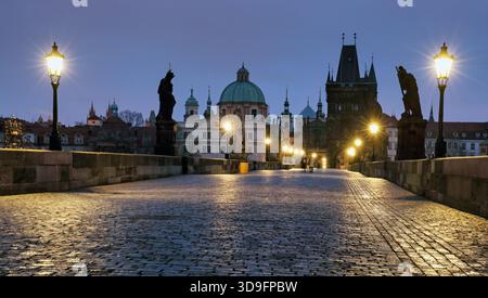 Pont Charles sur la rivière Vltava au lever de soleil spectaculaire à Prague, République tchèque, Europe Banque D'Images