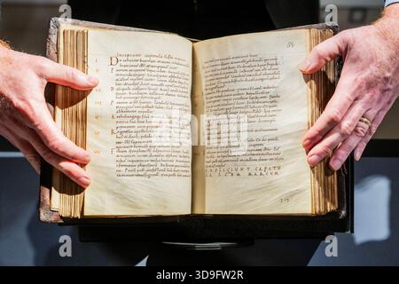 Londres, Royaume-Uni. 5 décembre 2025. Rare livre évangélique du Xe siècle lié à un scriptorium féminin. Estimation : £700 000-1 000 000 - Preview vente livres et manuscrits précieux. La vente aux enchères à Christies London a lieu le 11 décembre. Crédit : Guy Bell/Alamy Live News Banque D'Images