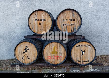 Glen Elgin Distillery distillerie de whisky single malt distillerie Fogwatt Moray Scotland barils de whisky avec un message Banque D'Images