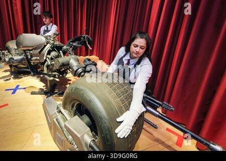Londres, Royaume-Uni. 05th Dec, 2025. Christie's Staff avec Batpod. Véhicule construit pour le Chevalier Noir. Montant estimatif : 300 000 à 500 000 £. Christie's Groundbreakers : icônes de notre temps, dans le cadre de la semaine classique, aura lieu le 11 décembre 2025. Crédit : Imageplotter/Alamy Live News Banque D'Images