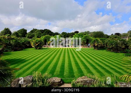 Vue estivale sur les jardins du château d'Arundel ; ville d'Arundel ; Sussex ; Angleterre ; Royaume-Uni Banque D'Images