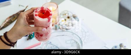 Rituel de divination de cire de Ceromancy avec cartes astrologiques, cristaux et runes sur une table. Banque D'Images