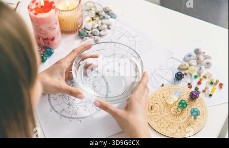 Rituel de divination de cire de Ceromancy avec cartes astrologiques, cristaux et runes sur une table. Banque D'Images