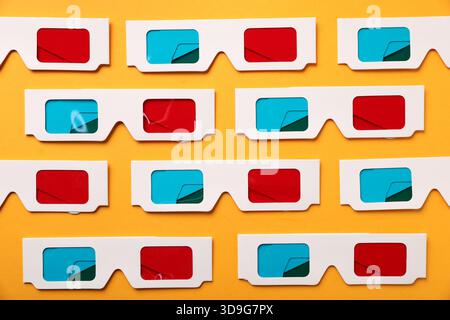 Beaucoup de lunettes 3D sur fond orange, plat Banque D'Images
