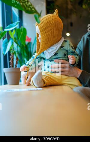 Père avec enfant au café. Lien fort entre parent et enfant en bas âge, valeurs familiales, amour, bonheur et style de vie moderne. Moments de soins et d'affection parentaux quotidiens. || autorisation du modèle Banque D'Images