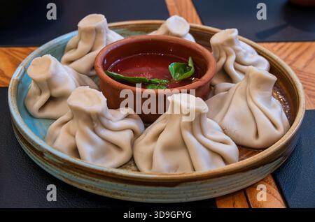 Assiette de khinkali géorgien traditionnel. Banque D'Images