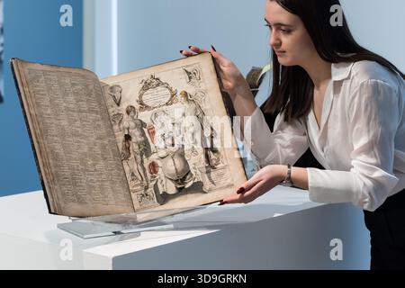 Londres, Angleterre, Royaume-Uni. 5 décembre 2025. Un membre du personnel tient l'anatomie pop-up couleur à la main Restoration-Era, avec une feuille de présentation à Nell Gwyn, estimation : â£15,000''"20 000 lors d'un appel photo à la maison de vente aux enchères Christie's devant Valuable Books, Manuscripts and Photographs Sale, qui fait partie de Classic week Sales. (Crédit image : © Wiktor Szymanowicz/ZUMA Press Wire) USAGE ÉDITORIAL SEULEMENT ! Non destiné à UN USAGE commercial ! Banque D'Images