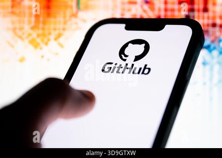 Dans cette illustration photo, un logo GitHub vu affiché sur un smartphone. Banque D'Images