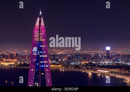 Tour Al Mana, Burj Al Mana, Doha, Qatar : 18 mars 2025. Un paysage urbain nocturne spectaculaire mettant en vedette l'emblématique Burj Al Mana à Doha rose éclatant et pu Banque D'Images