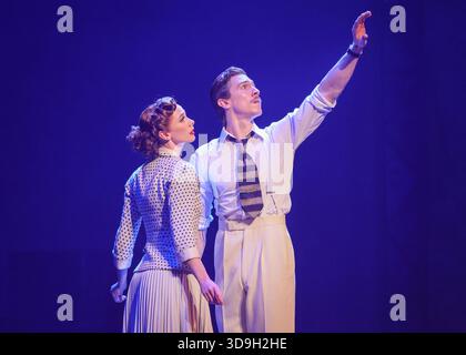 Londres, Royaume-Uni. 05th Dec, 2025. Les danseurs de 'The Red Shoes' de Matthew Bourne interprètent une section de la double production primée Olivier, qui revient pour une saison de Noël à Sadler's Wells avant une tournée britannique du 10e anniversaire. Il est valable jusqu'au 18 janvier 2026. Scène UN couple 1 Ashley Shaw/Reece Causton, couple 2 Cordelia Braithwaite/Andy Monaghan. Scène DEUX couple 1 Ashley Shaw, Liam Mower, couple 2 Cordelia Braithwaite/Glenn Graham. Crédit : Imageplotter/Alamy Live News Banque D'Images