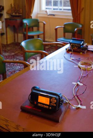 Radios marines VHF configurées pour la formation Banque D'Images