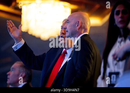 WASHINGTON - le président Donald Trump et le président de la FIFA Gianni Infantino lors du tirage au sort de la Coupe du monde 2026 aux États-Unis. ANP KOEN VAN WEEL Banque D'Images
