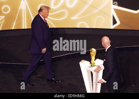 Le président AMÉRICAIN Donald Trump et le président de la FIFA Gianni Infantino lors du tirage au sort de la Coupe du monde de la FIFA 2026 au John F. Kennedy Center for the Performing Arts, Washington, États-Unis. Date de la photo : vendredi 5 décembre 2025. Banque D'Images