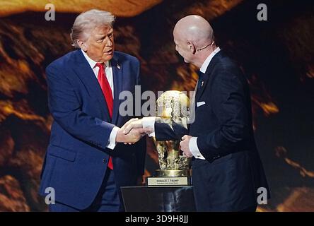 Washington, États-Unis. 05th Dec, 2025. Le président de la FIFA, Gianni Infantino, remet le premier Prix FIFA de la paix 2025 au président Donald Trump au Kennedy Center de Washington, DC, le vendredi 5 décembre 2025. Photo de Bonnie Cash/UPI crédit : UPI/Alamy Live News Banque D'Images