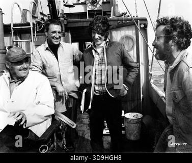 ROBERT SHAW ROY SCHEIDE réalisateur STEVEN SPIELBERG et RICHARD DREYFUSS sur le lieu de tournage Candid on Boat pendant le tournage de JAWS 1975 réalisateur STEVEN SPIELBERG roman Peter Benchley scénario Peter Benchley et Carl Gottlieb musique John Williams Zanuck / Brown Productions / Universal Pictures Banque D'Images