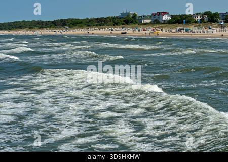 Jeu des vagues de la mer Baltique sur la plage de la station balnéaire d'Ahlbeck, île d'Usedom, Mecklembourg-Poméranie occidentale, Allemagne Banque D'Images