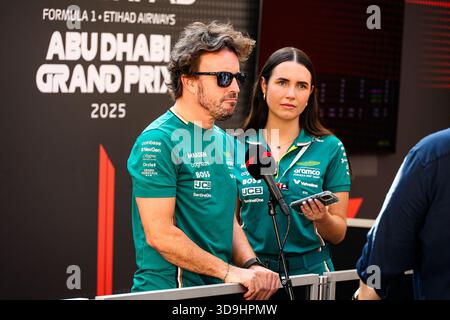 Fernando Alonso (ESP) - Aston Martin Aramco F1 Team - Aston Martin AMR25 - Mercedes lors de la Journée des médias de formule 1 Etihad Airways Abu Dhabi GRA Banque D'Images