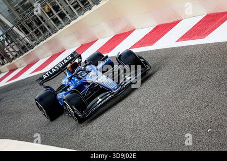 Luke Browning (GBR) Williams Racing lors des essais libres vendredi du Grand Prix de formule 1 Etihad Airways Abu Dhabi 2025 sur Yas Marina circuit à Abu Dhabi, Emirats Arabes Unis, avant la 24e ronde de 24, finale de saison et décideur du championnat du monde FIA de formule 1 2025 (4-7 décembre 2025). (Crédits : Unicode images/Alamy Live News) Banque D'Images