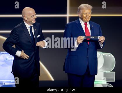 WASHINGTON - le président Donald Trump et le président de la FIFA Gianni Infantino lors du tirage au sort de la Coupe du monde 2026 aux États-Unis. ANP KOEN VAN WEEL Banque D'Images