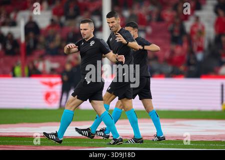 Lisbonne, Portugal. 05th Dec, 2025. LISBONNE, PORTUGAL - 05 DÉCEMBRE : les arbitres du match se réchauffent avant le match de Primeira Liga Portugal entre SL Benfica et Sporting Clube Portugal à l'Estadio da Luz le 5 décembre 2025 à Lisbonne, Portugal. (Photo de Joao Gregorio/photo Players images/Magara Press) crédit : Magara Press SL/Alamy Live News Banque D'Images